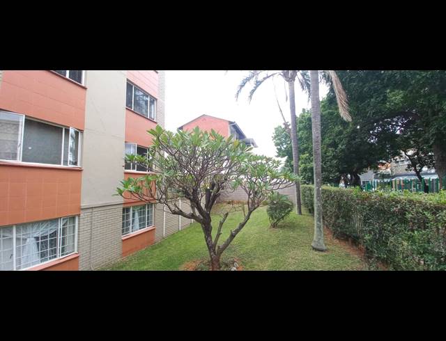 2 BEDROOM FLAT TO LET IN ESSENWOOD